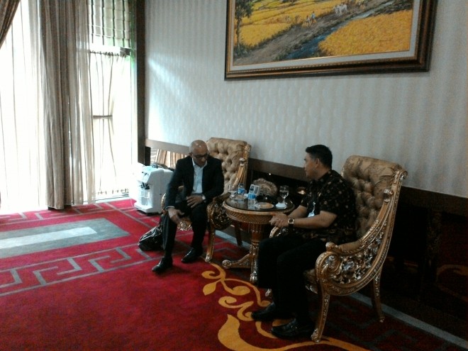 Walikota Jambi ketika berdiskusi bersama Dubes Singapura